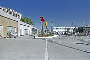 Если не обращать внимания на многочисленные недоделки, то центральная аллея теперь выглядит эффектно