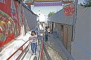 Для тех, кто хочет отдыхать бесплатно, к морю можно пройти только по этому узкому проходу