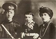 Анна Ахматова с мужем Николаем Гумилёвым и сыном Львом