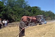 Работник ЧСП «Дружба» демонстрирует, как действовать в случае пожара