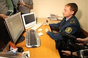 Главный государственный инспектор отдела таможенного оформления поста «Одесса-порт» Максим Болищук показывает, как работает Информационная система портового сотрудничества