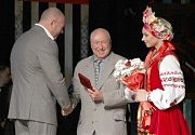 Председатель Одесской облгосадминистрации Игорь Палица вручает орден «За заслуги» III степени заслуженному работнику культуры Украины Григорию Семеновичу Лиознову
