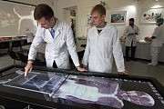 Практикант внимательно слушает объяснения руководителя центра В.В. Артеменко
