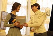 Кира Майденберг-Тодорова вручает награду Софии Кропивянской