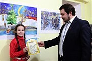Роман Мельниченко вручает грамоту Насте Черкашиной (2-е место, номинация «Зимняя сказка»)