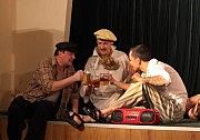 Мужские персонажи «соображают на троих» (Андрей Токовой, Юрий Гончаров, Павел Черноус)