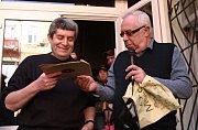 Анатолий Дроздовский вручает раритетную пластинку директору музея «Мигдаль-Шорашим» Михаилу Рашковецкому