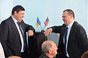 Обмениваются впечатлениями начальник облуправления здравоохранения Игорь Полясный(слева) и главврач онкодиспансера Владимир Литвинчук