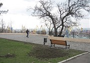 Скамейка установлена сбоку от видовой площадки