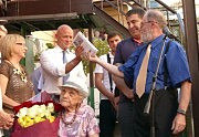 Эдуард Амчиславский вручает 4-й том уникального издания «Я родился в Одессе» городскому голове Геннадию Труханову