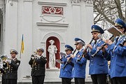 Играет военный оркестр