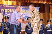 Командир Воздушного командования «Юг» генерал-лейтенант Павел Зуев вручает награды юбилярам