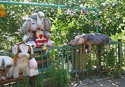 А так стало: густая зелень, «ожившие» среди нее детские игрушки и прекрасный лебедь, другие зверушки и цветы, изготовленные умелыми руками из пластиковых бутылок