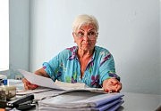 М. Йофель демонстрирует документы
