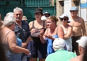 После собрания люди долго не расходились