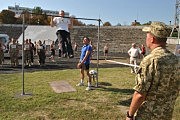 Подтягивание на перекладине выполняет командующий соединения генерал-лейтенант Павел Зуев