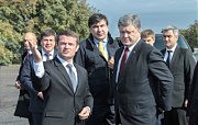 Олег Варивода, начальник Службы автомобильных дорог в Одесской области, информирует Президента о ходе ремонта трассы