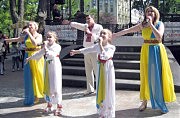 ...И не менее дружная «родына», объединившая представителей двух семей, Золотых и Костив