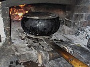 Чугунок с помощью ухвата отправляется в печь