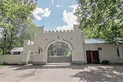 На бывшей территории станции «Днестр» теперь хостел. Старинную арку сохранили