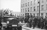 Брест. 22 сентября 1939 г. На трибуне — немецкий генерал Хайнц Гудериан и советский комбриг Семён Кривошеин