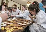 В Савранском кулинарном техникуме полным ходом идет изготовление новогодних сувениров