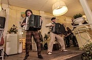 Играет группа «Нон-стоп»