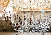 Купание в бассейне с рапой – самая приятная процедура. Не устояли перед соблазном и журналисты