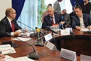 Проект обсуждают председатель облгосадминистрации Максим Степанов, мэр Черноморска Валерий Хмельнюк и вице-мэр Юрий Крук