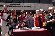 Евгения Дембская (слева) и Идалия Иванова оставляют свои отпечатки рук