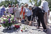 Цветы к подножию памятника