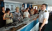 Капитан т/х «Каунас» Иван Киртока проводит экскурсию для участников литературного круиза