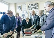 Как интересно! Евгений Голубовский читает в журнале дежурного редактора запись, которую он сделал... 12 октября 