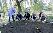 Школьники обустраивают территорию отдыха