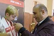 Медаль победителю вручает Сергей Кущинский
