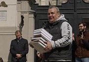 Михаил Рева дарит книги библиотеке