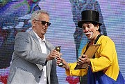 Юджин Чаплин вручает награду «Смехач высшей категории» Туйчи Хану