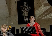Поет Алла Мишакова