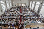 В главном зале библиотеки было не протолкнуться