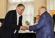 Торине Берекашвили получает награду для Резо Габриадзе