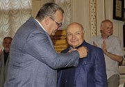 Михаил Рева вручает Михаилу Жванецкому памятный значок «Исаак Бабель. Колесо судьбы»