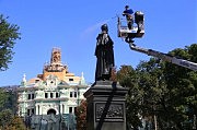 Накануне праздника известные в городе экскурсоводы во главе с Александром Бабичем помыли памятники