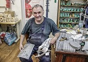 Виктор Жердев демонстрирует новую пару женской обуви
