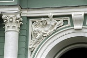 Восстановленные скульптуры на фасаде и крыше здания