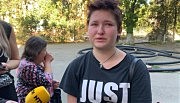 Мира делится горестями с журналистами (на заднем плане — ее мама, Лариса)