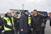 О проблемах порта говорили на территории контейнерного терминала. Справа от спикера Р. Сахаутдинов