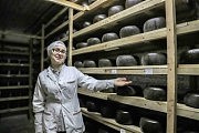Экскурсию по сыроварне проводит Галина Куркова