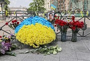 Возложение цветов на углу улиц Дерибасовской и Преображенской