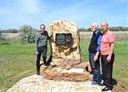 Профессор Одесского университета Тарас Гончарук,  журналист Роман Кракалия, экскурсовод Антон Гриськов у памятного знака атаману Петру Калнышевскому