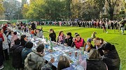 Как в старые добрые времена: всем двором за одним столом